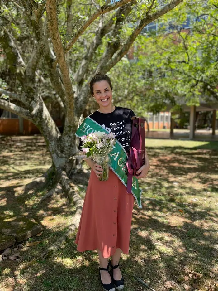 Dra. Bibiana Manna recebendo a homenagem de professora homenageada de uma turma de Medicina